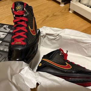 New In Box Nike Labron VII QS Black/Varsity Red M 10.5 W 12